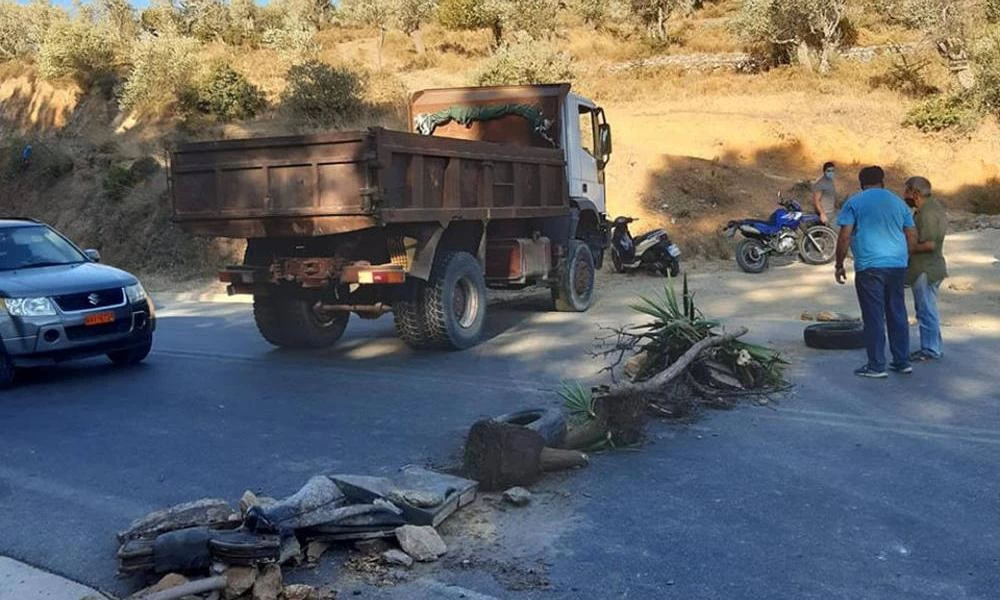 Λέσβος: Μπλόκο από κατοίκους γύρω από τη Μόρια